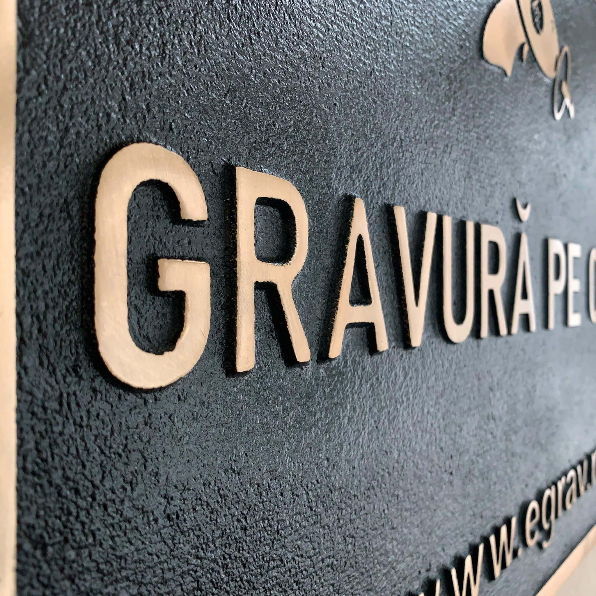 detaliu textura fundal si litere relief bronz turnat