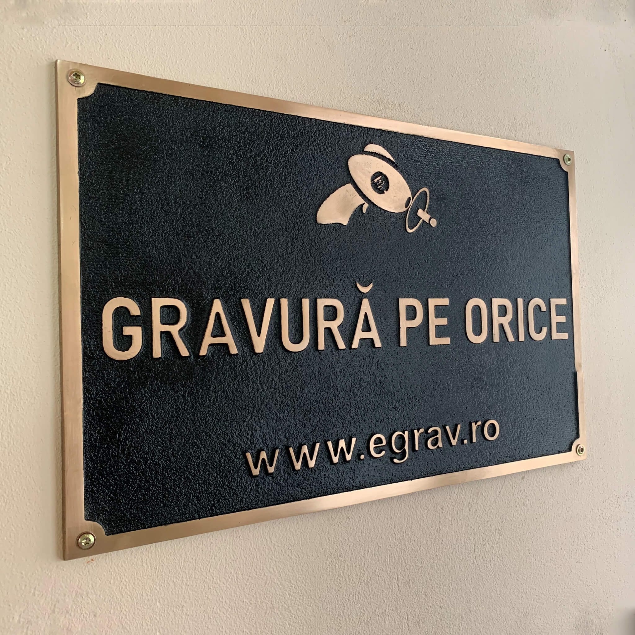 placa bronz turnat cu litere in relief – vedere din unghi