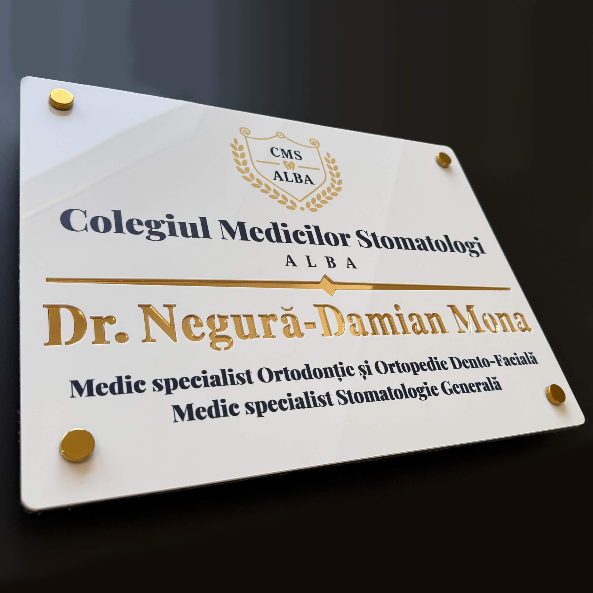 Detaliu placa firma cabinet stomatologic, print UV exterior, plexiglas alb lucios si intarsie auriu oglinda