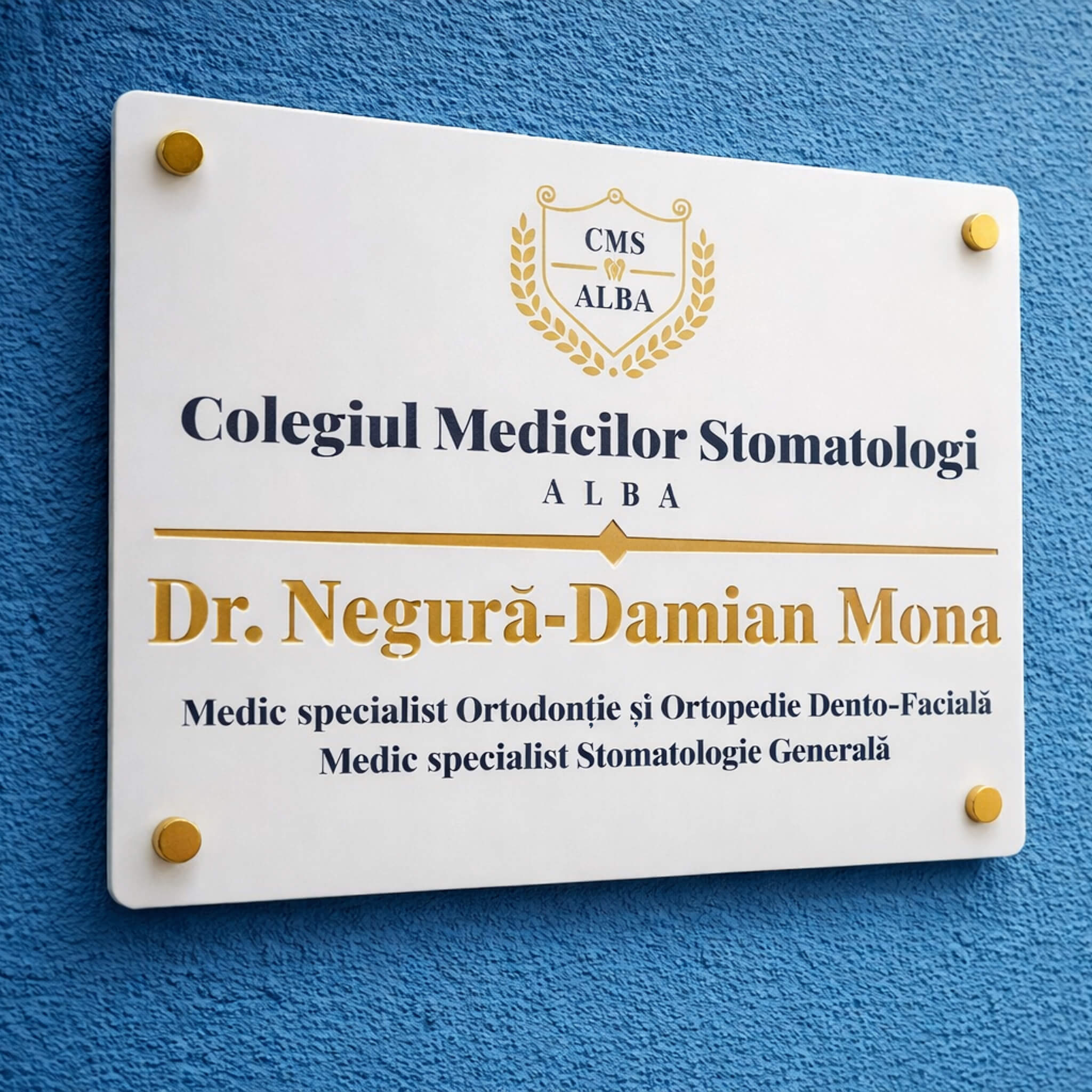 Placa firma dentist premium montata pe perete texturat, plexiglas alb lucios, elemente auriu oglinda, aspect modern