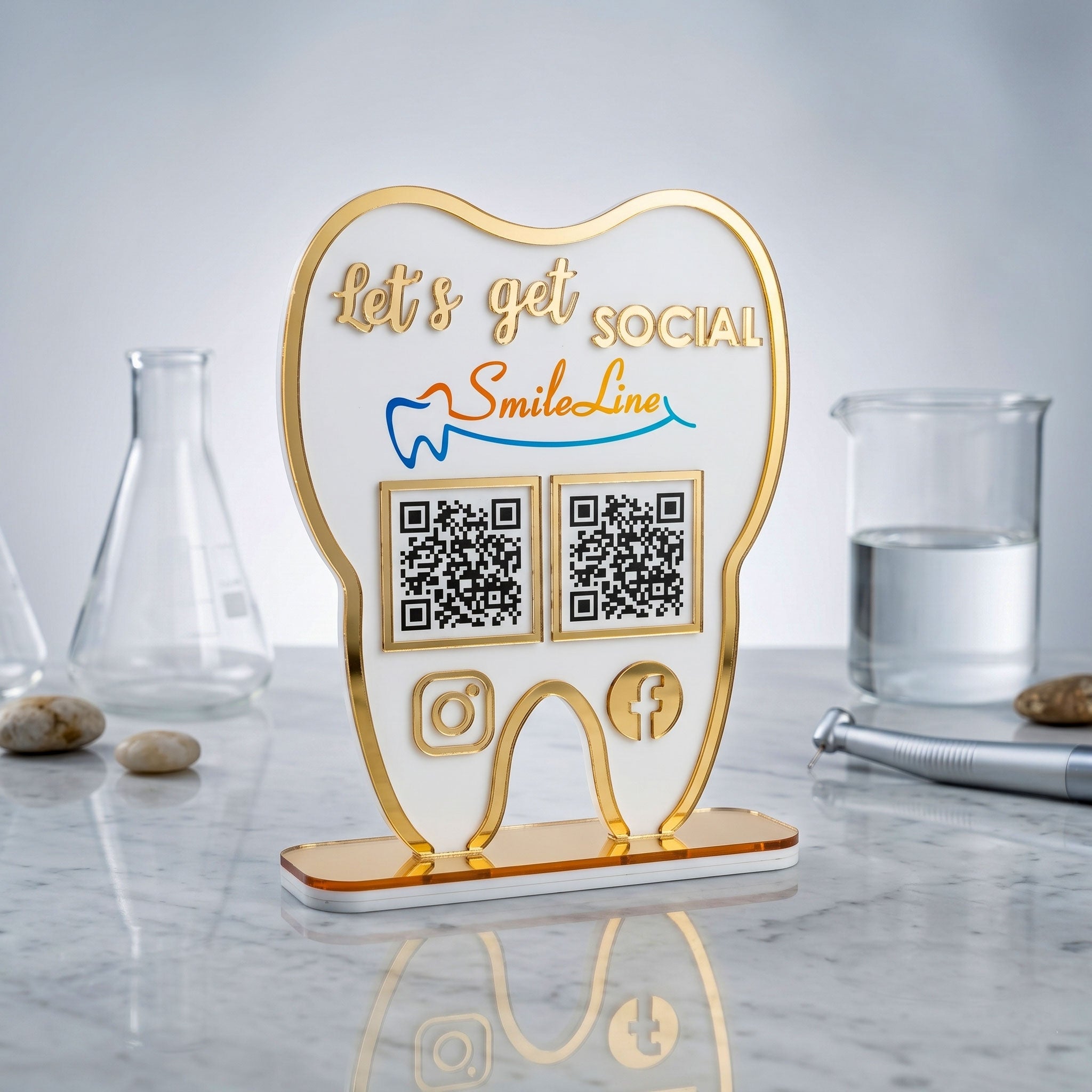 Placa personalizata in forma de dinte cu coduri QR pentru retelele sociale ale clinicii stomatologice.