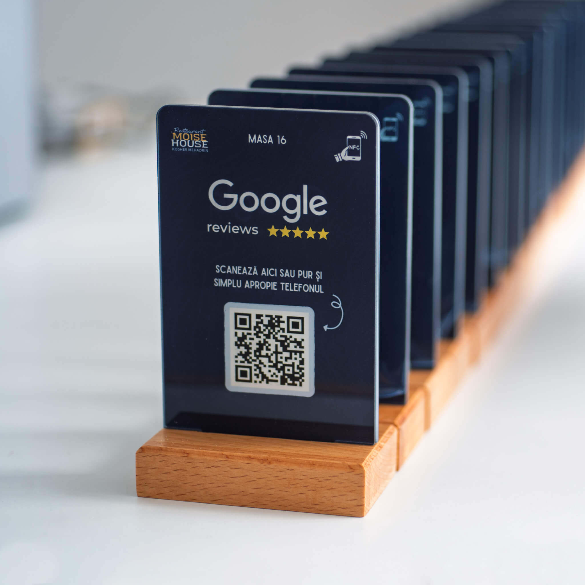 Stand QR NFC din acril negru cu suport de lemn lacuit 12x8 cm - set pentru mese