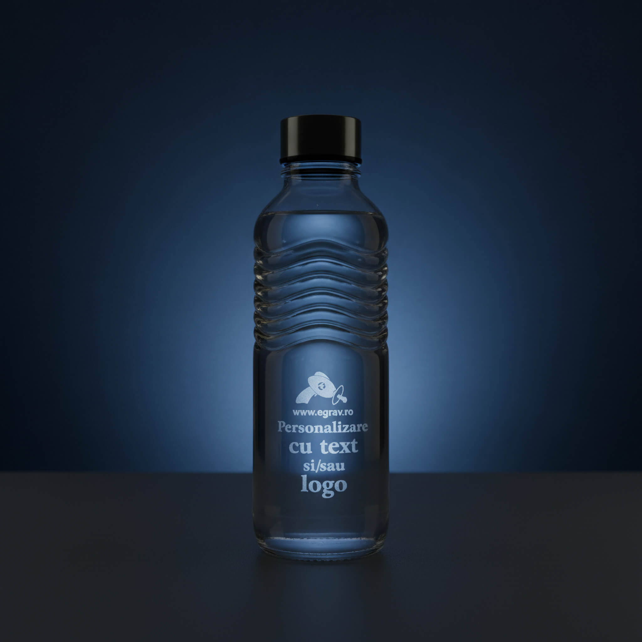 Sticla personalizata 550ml cu gravura laser iluminata artistic pe fundal albastru