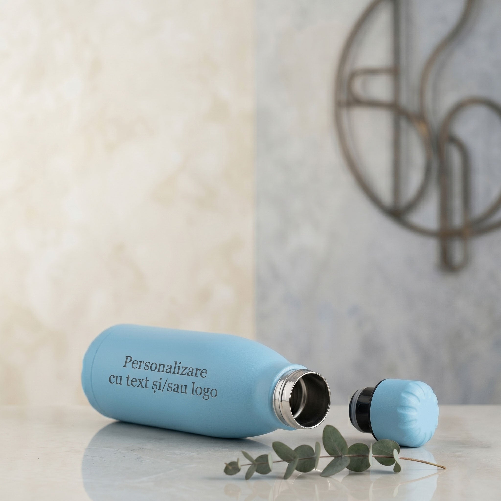 Termos din inox pentru personalizat cu finisaj mat si design ergonomic.