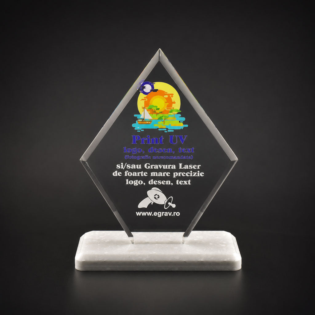 Trofeu personalizat Model A de 17 cm inaltime, forma de romb geometric, personalizat prin print UV direct si montat pe talpa din piatra compozita Avonite.