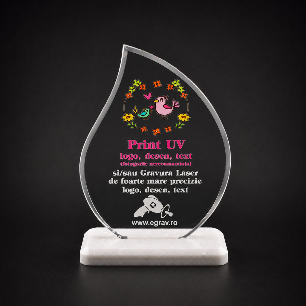 Trofeu personalizat Model D in forma de lacrima sau flacara cu talpa alba din compozit de piatra premium marca Avonite™, prezentand mostre de print UV color si gravura laser.