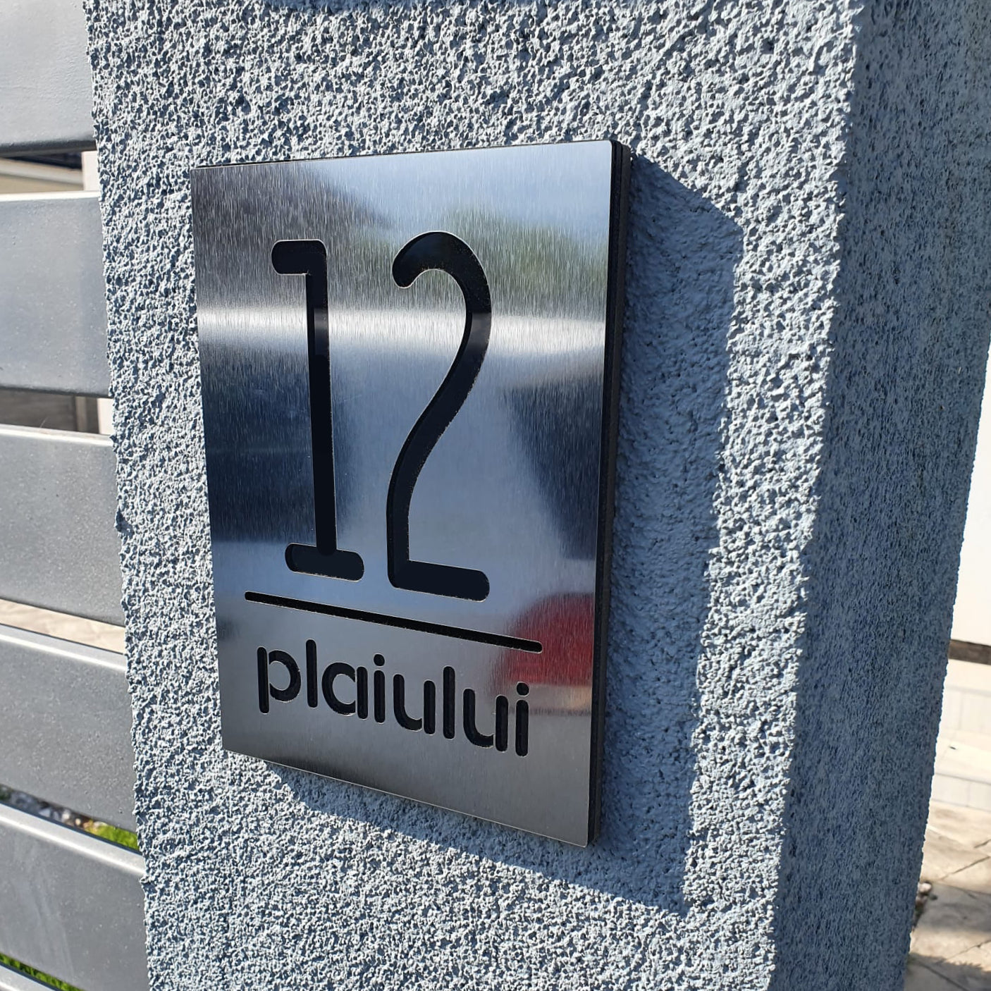 Numar de casa argintiu din acril periat si negru lucios pe stalp de casa