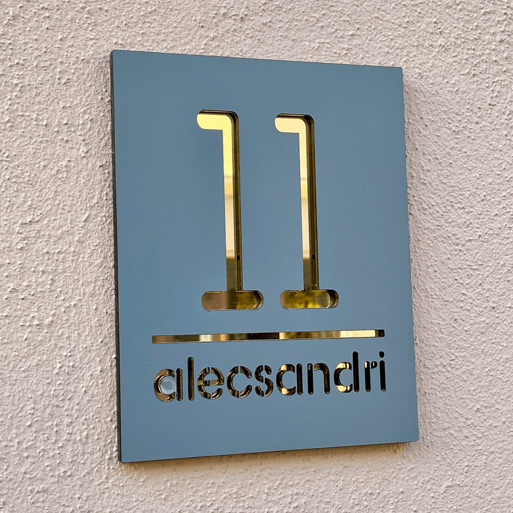 Imagine cu numar de casa gri antracit cu auriu prim plan