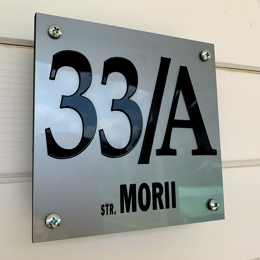 Numar de casa 15x15 argintiu cu negru pe strada morii, prins in suruburi
